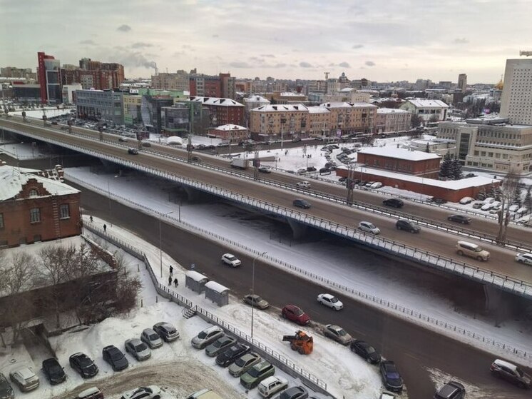 Омичи жалуются на песко-соляную смесь, пачкающую машины и одежду