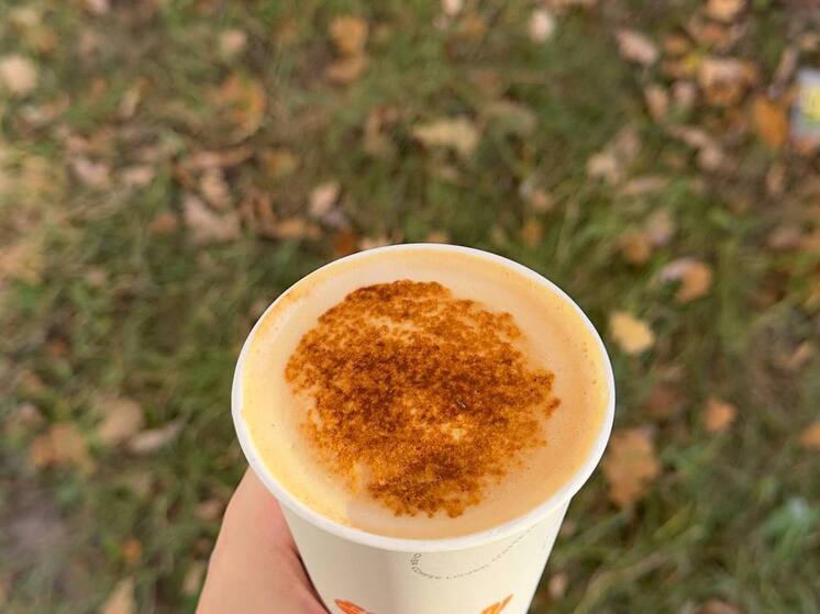 Кофе является частью наших ежедневных привычек: его пьют с утра, в обеденный перерыв или чтобы почувствовать бодрость и настроиться на работу. Чем популярнее напиток, тем больше мифов появляется вокруг него. Самые популярные связаны с тем, вреден ли кофе для здоровья, и какая должна быть «правильная» цена.