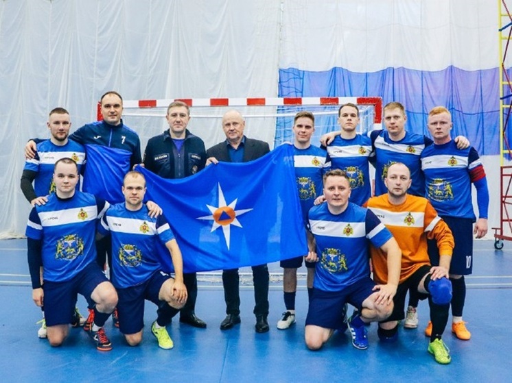 10 декабря – Всемирный день футбола. Как псковские спасатели поддерживают спортивные традиции