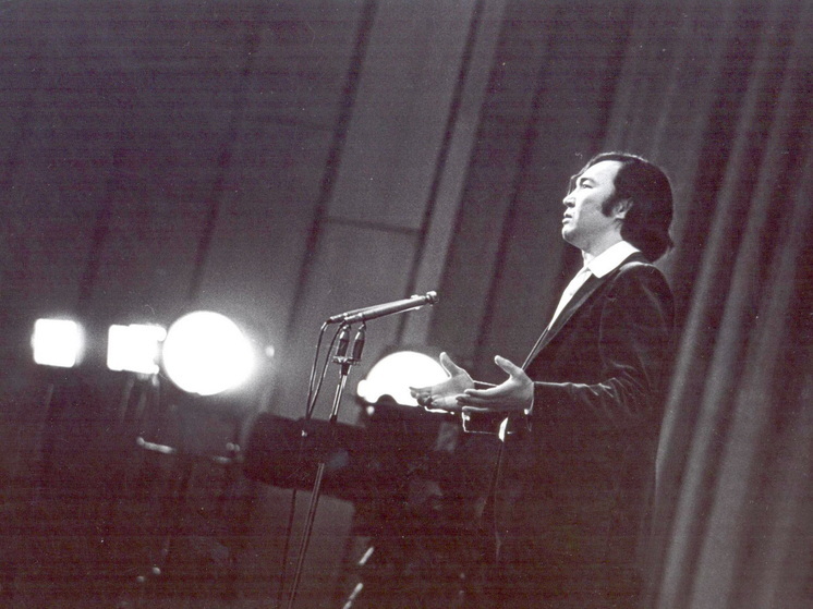 В Алматы в Caspian University 4 декабря 2025 года произошло впечатляющее событие — здесь прошел вечер поэзии Олжаса Сулейменова в исполнении известного актера Санжара Мади под удивительную музыку композитора Алима Заирова