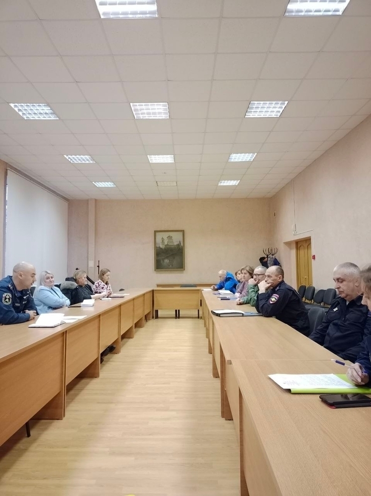 В Пыталовском округе обсудили профилактику правонарушений накануне праздников