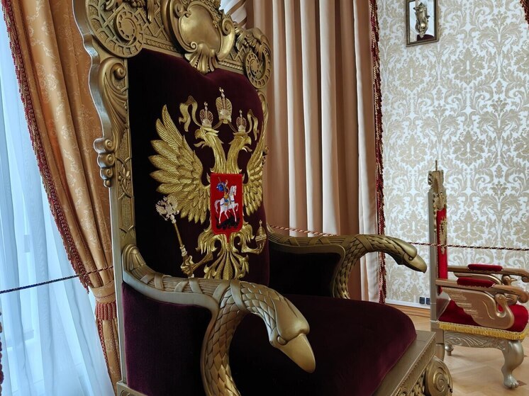 Петербуржец остался должен 850 тысяч за отдых на троне в Эрмитаже