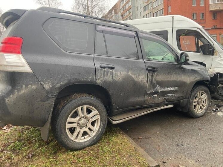Toyota Land Cruiser повредил три автомобиля в Пскове