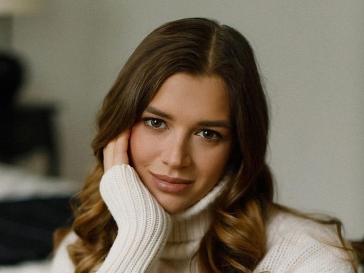 Завершившая карьеру художественная гимнастка Александра Солдатова выложила в соцсети результаты недавней фотосессии. Спортсменка выбрала наряд в бело-бежевых тонах.