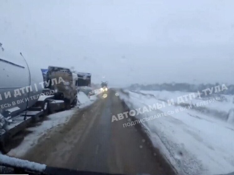 Две фуры попали в ДТП на трассе Р-132 под Тулой в первый день снегопада