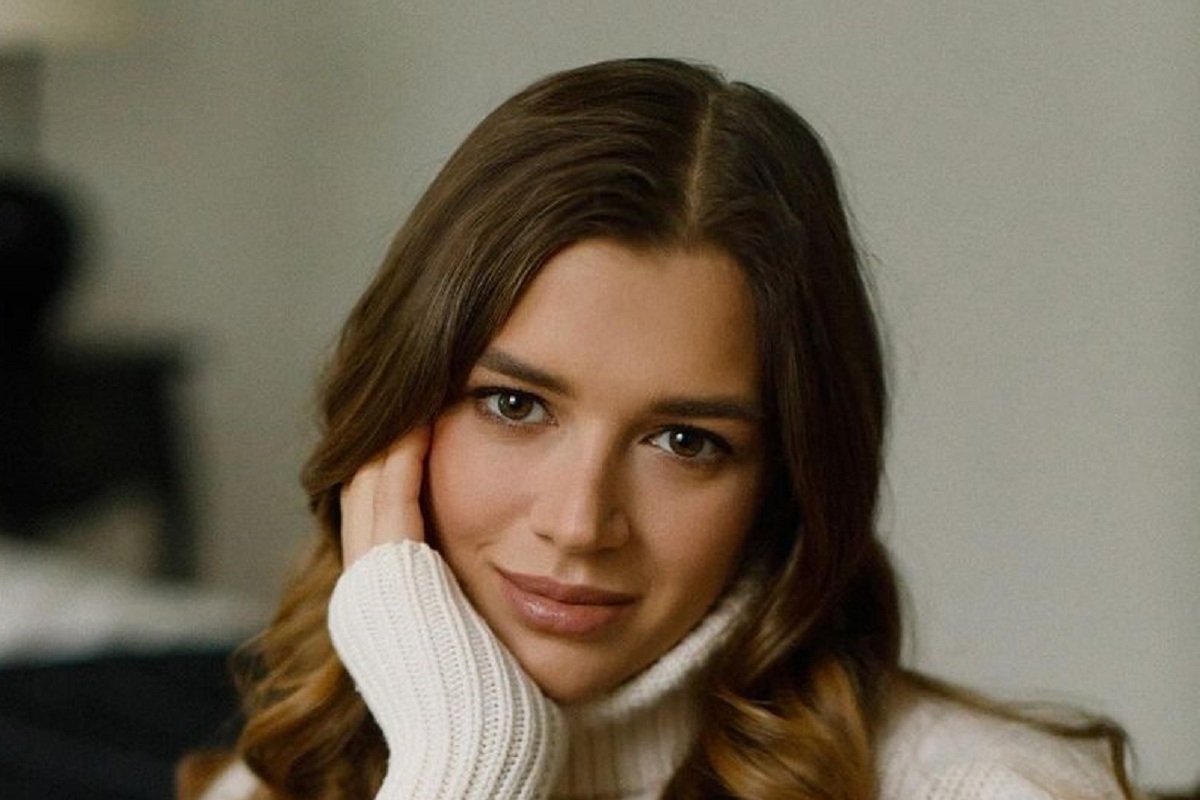 Гимнастка позировала босиком