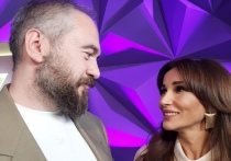 Ведущая некогда популярной передачи "Секс с Анфисой Чеховой" приехала на презентацию телеканала, да не одна, а в сопровождении импозантного мужчины