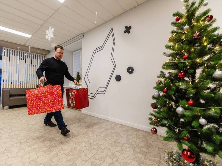 Глава Мурманска стал участником новогодней акции «Подари детям счастье»