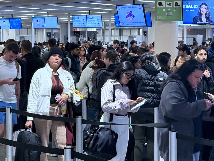 Администрация Трампа намерена потребовать от туристов историю соцсетей при въезде в страну