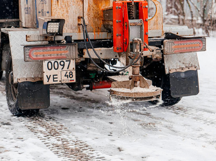 Липецкие коммунальщики вышли на круглосуточную битву со снегом
