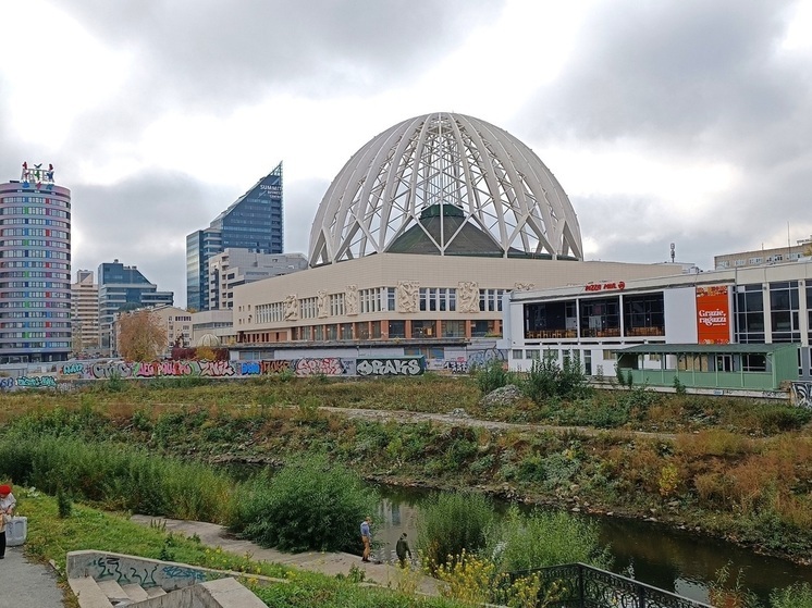 Пешеходный мост на Исети начали строить в Екатеринбурге