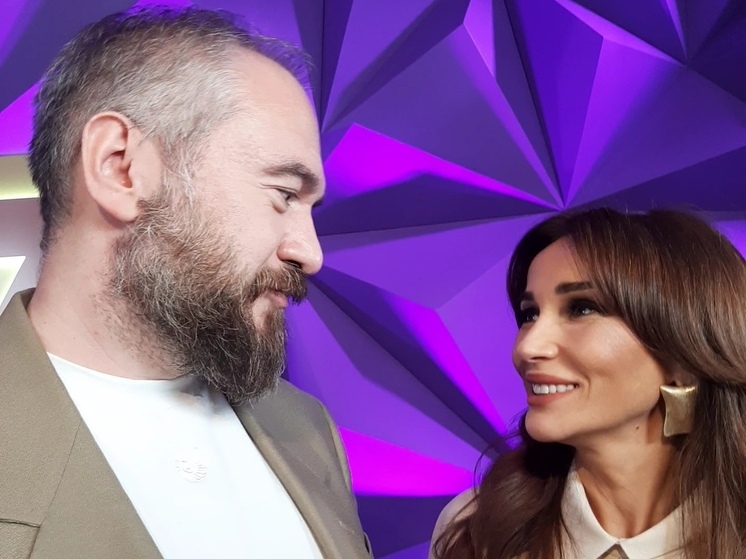 Телеведущая Чехова показала кольцо на пальце