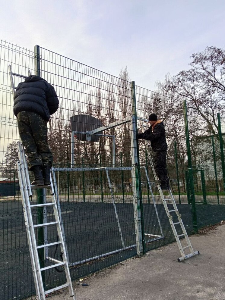 В Курске ремонтники привели в порядок ограждение сквера «Ассоль»