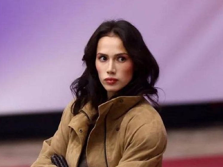 Олимпийская чемпионка по фигурному катанию Алина Загитова призналась, что в юности не любила свою внешность и мечтала ее переделать при помощи пластических хирургов и косметологов. Масла в огонь подливали обидные комментарии тренеров.