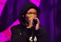 То и дело музыканты достигают вершин публичного внимания не столько своей музыкой, сколько историями, не имеющими к творчеству ни малейшего отношения