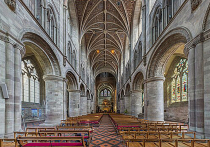 На протяжении четырёх десятилетий уважаемый англиканский проповедник Джон Смит, используя летние лагеря и связи с элитными школами, подвергал садистским избиениям более сотни мальчиков