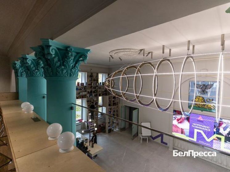 Помещения, которые несколько лет пустовали, стали современным пространством для общения, творчества и саморазвития молодежи
В новом молодежном центре «Россия» есть зоны для творчества и дискуссий, а также место, где развиваются волонтерские инициативы – Добро