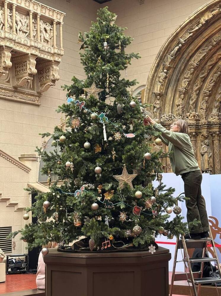В Пушкинском музее нарядили «Шагаловскую» елку