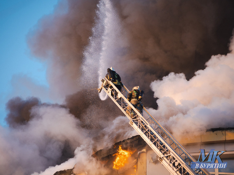 Пожар в ТЦ «Баянгол» в Улан-Удэ тушат уже восемь часов: на месте работают 70 спасателей