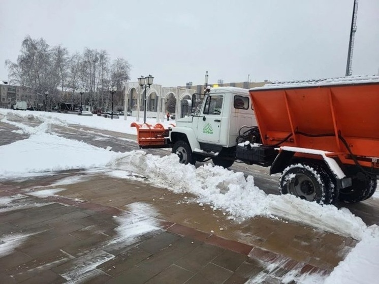 В Курске 13 машин задействованы в уборке снега