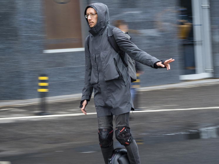 Автобус сбил мужчину на моноколесе в Москве