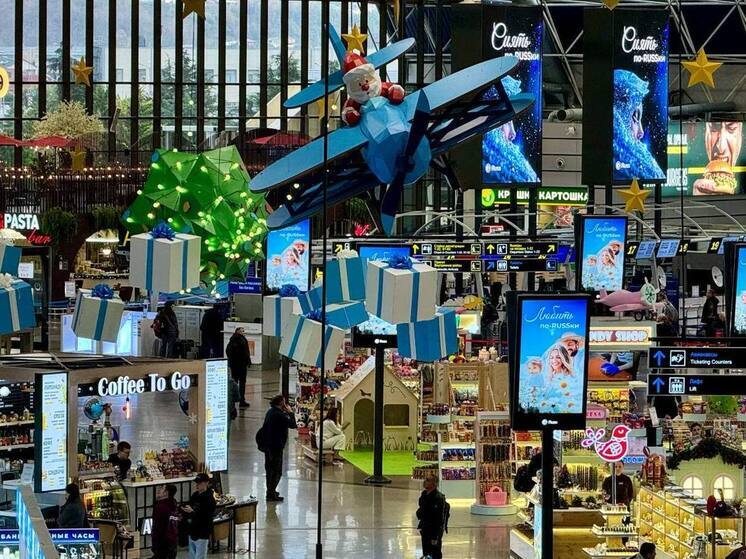 Аэропорт Сочи украсили к Новому году