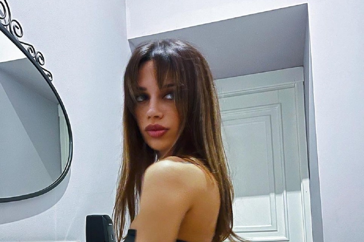 Гимнастка оригинально использует беговую дорожку