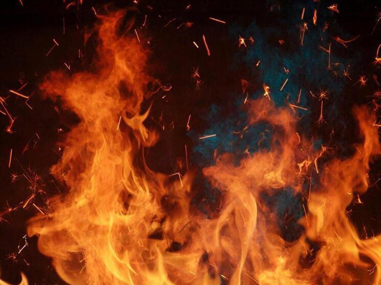 В Углегорском районе потушили пожар в расселённом доме