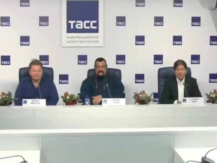 Стивен Сигал в Новосибирске рассказал о значении российского гражданства и оценил развитие киноиндустрии