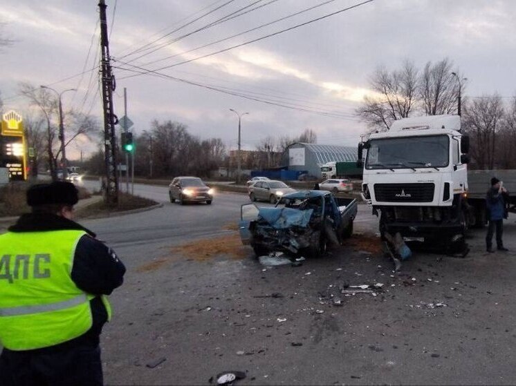 2 человека пострадали в аварии с грузовиком и легковушкой в Тольятти 10 декабря