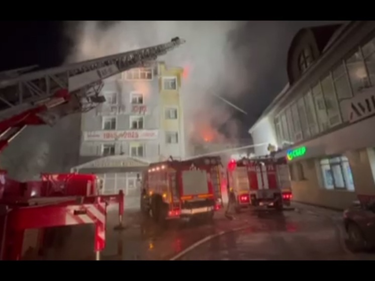 Мэр Улан-Удэ поручил откачивать воду, которой заливают горящий ТЦ «Баянгол»