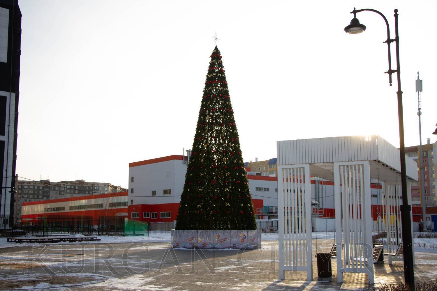 Елки начали устанавливать на нескольких площадках в Кургане