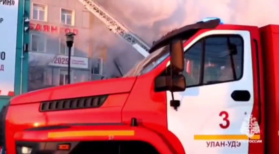 Пожарные МЧС тушат масштабный пожар в торговом центре Улан-Удэ