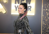 Певица Слава после квартирного скандала с участием Ларисы Долиной, как известно, резко осудила исполнительницу хита «Погода в доме»