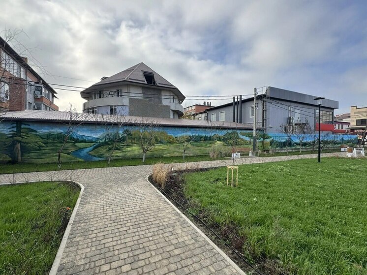 В Краснодаре нанесли граффити на забор в сквере «Российский»