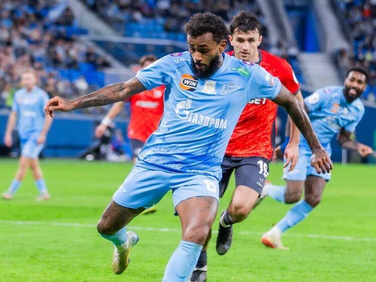 До зимней паузы команды РПЛ успели провести три матча второго круга. Главный тренер «Зенита» Сергей Семак учел прошлогодние ошибки, когда именно декабрьские поражения от «Крыльев Советов» и «Акрона» на своем поле стали решающим фактором, не позволившим завоевать золотые медали в год юбилея клуба. Перед промежуточным финишем «Зенит» победил «Рубин» и тот же «Акрон» с самим Артемом Дзюбой во главе.