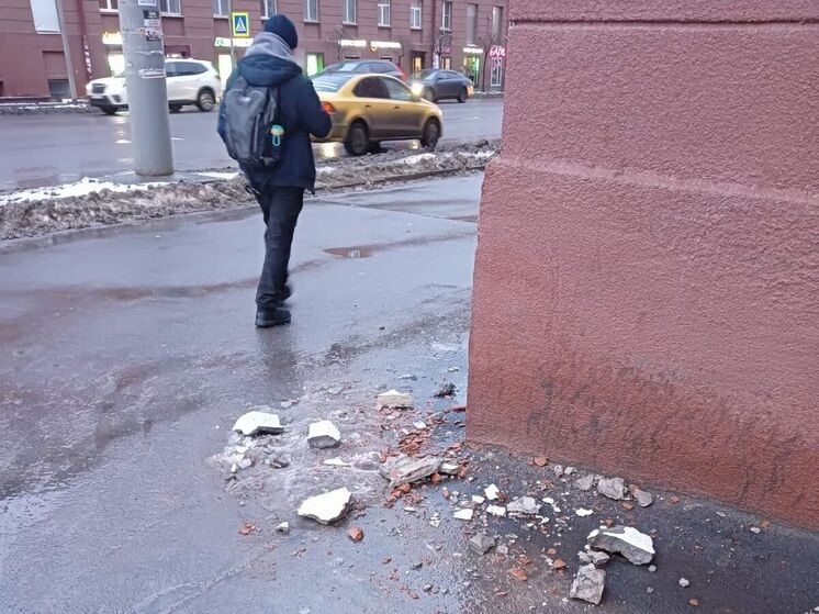 Фасад здания на площади Гагарина в Петрозаводске снова начинает разрушаться