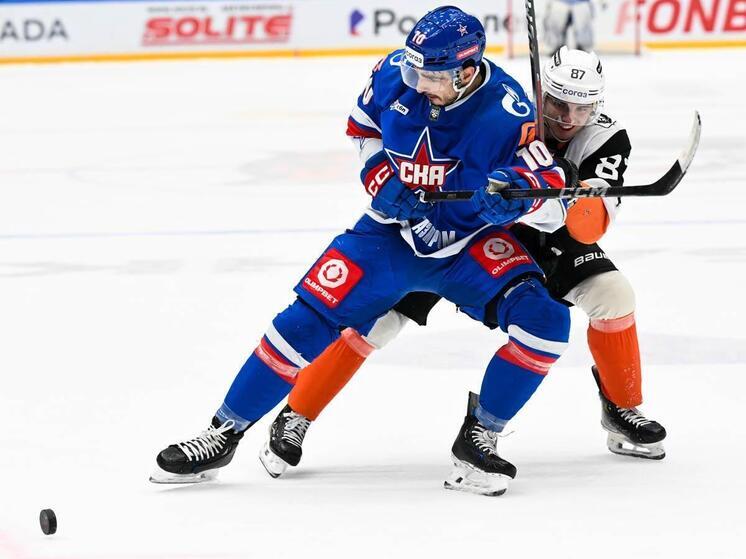 После домашней победы 16 ноября над магнитогорским «Металлургом» команда Игоря Ларионова отправилась в длительное турне. Следующей домашней игрой был поединок с хабаровским «Амуром», в которой в минувшее воскресенье армейцы с Невы уступили по буллитам. Болельщики, наблюдавшие за этим матчем с трибуны ледовой арены, совершенно не расстроились. Ведь игра проходила… в Хабаровске. Днем ранее СКА и «Амур» уже встречались, причем дальневосточники уступили в овертайме.