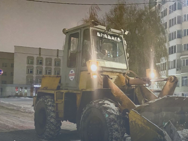В Орле спецтехника вышла на расчистку улиц от снега