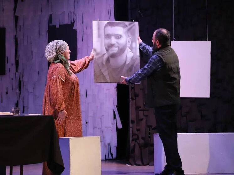 В Махачкале прошла премьера спектакля, основанного на истории семьи бойцов СВО