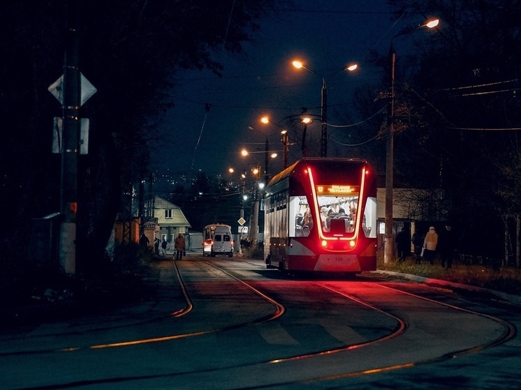 Легковушка въехала под трамвай на Металлургов в Туле