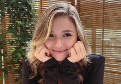 «Дива»: Валиева сфотографировалась в белой шапочке на фоне гор и очаровала подписчиков