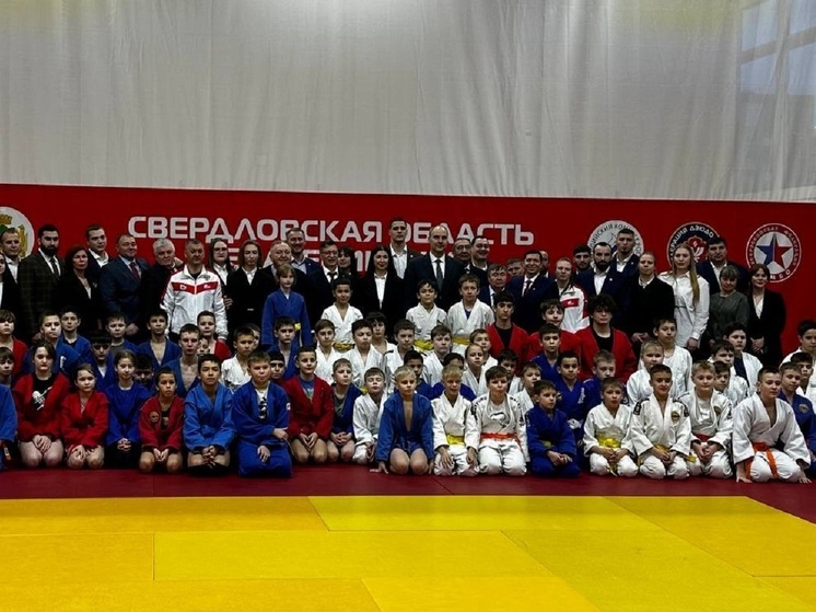 Денис Паслер наградил победителей и призеров международных турниров по самбо