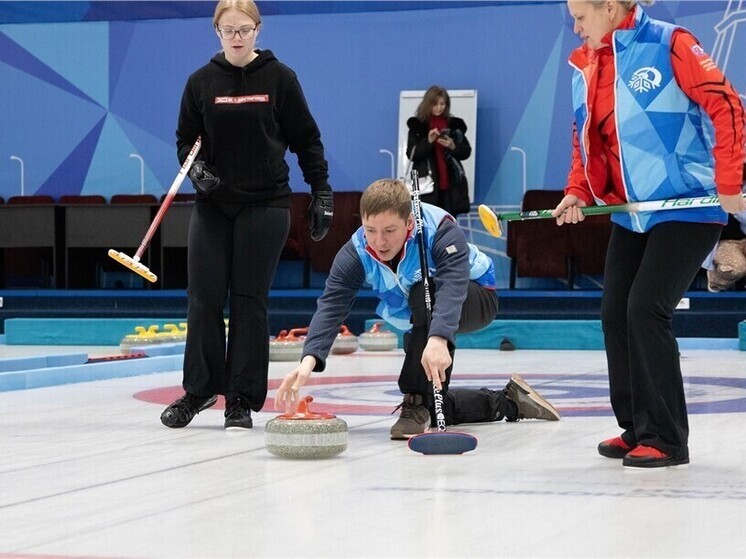 Красноярский космонавт Кирилл Песков сыграл в кёрлинг со студентами в Красноярске