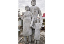 Администрация города Троицка Челябинской области в телеграмм-канале сообщила, что местный житель Александр Дмитриевич Тимофеев предложил передать городу скульптурную композицию «Семья солдата СВО» и установить ее на улице Ленина, около Дома ветеранов. Глава Троицка Дмитрий Гатов откликнулся на порыв скульптора, но хотел услышать мнение жителей города. Голосование показало, что большинство жителей высказались против размещения скульптуры.
