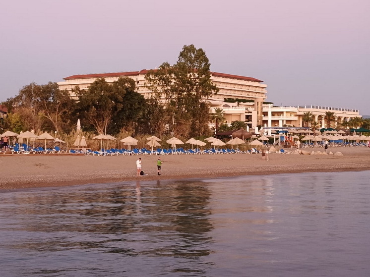 Khaosod: на Пхукете 33-летняя туристка упала с балкона отеля и не выжила