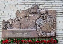 Сегодня у дома № 50 по Малой Филевской улице состоялась торжественная церемония открытия мемориала, посвященного Алексею Ивановичу Семенкову - легендарному пилоту, командиру экипажа Ли-2, который в ночь с 8 на 9 мая 1945 года доставил в Москву Верховному Главнокомандующему Акт о безоговорочной капитуляции фашисткой Германии