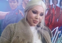 Оксана Самойлова и певец Джиган были замечены в кинотеатре в центре Москвы, где проходит новогодняя премьера