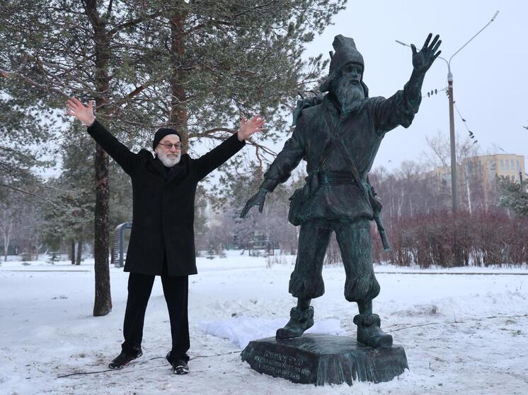 В Архангельске открыли скульптуру Робинзона Крузо с ошибкой в дате