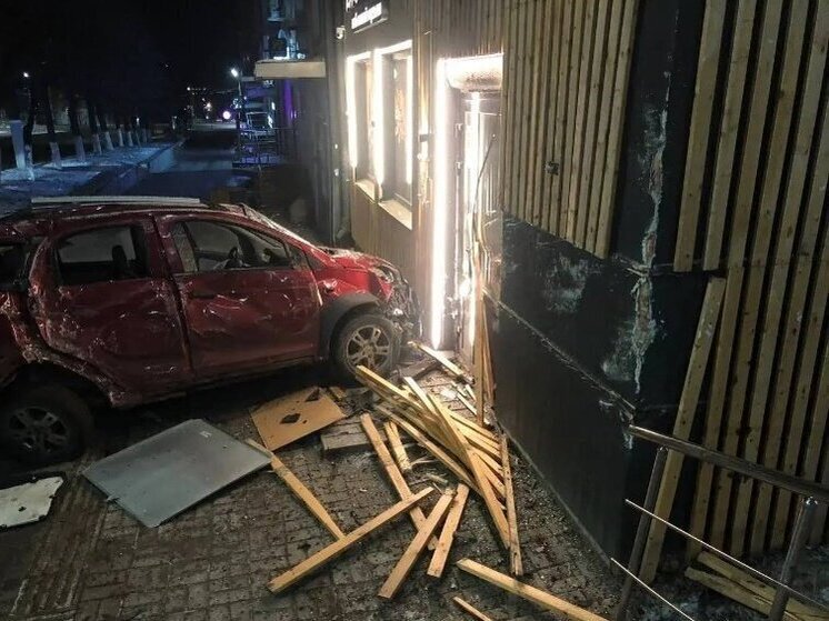 В Ижевске автомобиль «Chery» врезался в жилой дом, водитель скрылся с места ДТП
